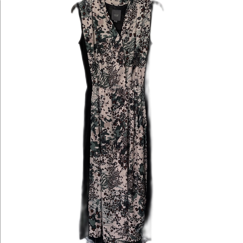 Lyssé Dress; Pockets! Deep V-neck; Small Slit; Fun Playful Print; Size Small